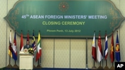 Ngoại trưởng Campuchia Hor Namhong đọc diễn văn trong phiên bế mạc hội nghị ASEAN lần thứ 45 hôm 13/7/12
