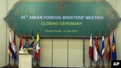 Cambodian Foreign Minister Hor Namhong speaks at the closing ceremony of the 45th Association of Southeast Asian Nations (ASEAN) Foreign Ministers' Meeting in Phnom Penh, Cambodia July 13, 2012.