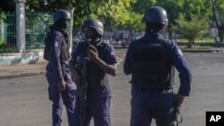 미국인 선교사 등 17명 납치 사건이 발생한 아이티 수도 포르토프랭스에서 17일 무장 병력이 경계를 펼치고 있다.