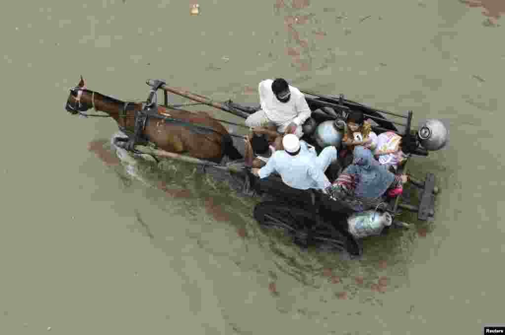 پنجاب کے مختلف دریاؤں اور ندی نالوں میں پانی کی سطح خطرناک حد تک بلند ہے جس کے باعث شدید سیلاب کا انتباہ جاری کیا جا چکا ہے۔