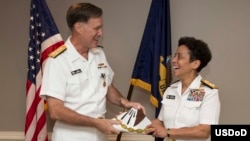 El almirante Mark Ferguson saluda a la almirante Michelle Howard, primera mujer en asumir como vice jefe de Operaciones Navales.