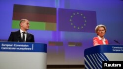 Chủ tịch Ủy ban Châu Âu Ursula von der Leyen tham dự cuộc họp báo chung với Thủ tướng Đức Olaf Scholz tại Ủy ban Châu Âu ở Brussels, Bỉ, ngày 10 tháng 12, 2021.