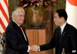 렉스 틸러슨 미국 국무장관(왼쪽)과 기시다 후미오 일본 외무상이 16일 도쿄에서 가진 공동기자회견에서 악수하고 있다.