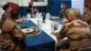 Le Premier ministre français Jean Castex (C), dîne avec des soldats français à N'Djamena, au Tchad, le 31 décembre 2020, alors qu'il passe le réveillon du Nouvel An avec les troupes françaises servant dans la force antiterroriste Barkhane déployée au Sahel.