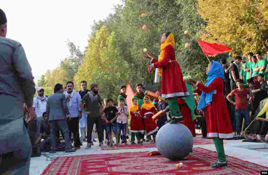 ددې مرکز۴۰ سلنه غړي نجونې دي. 