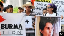 Members of Free Burma Coalition display posters of detained democracy icon Aung San Suu Kyi (R) during a protest in front of Burmese embassy in Manila, 19 Mar 2010 to denounce Burma's recently announced election law