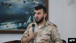 Zahran Alloush, pemimpin pemberontak jihadis Suriah berpidato saat pernikahan seorang laskar jihadis di kota yang dikuasai pemberontak, Douma, Damaskus, Suriaa, 21 Juli 2015. (Foto: dok.) 