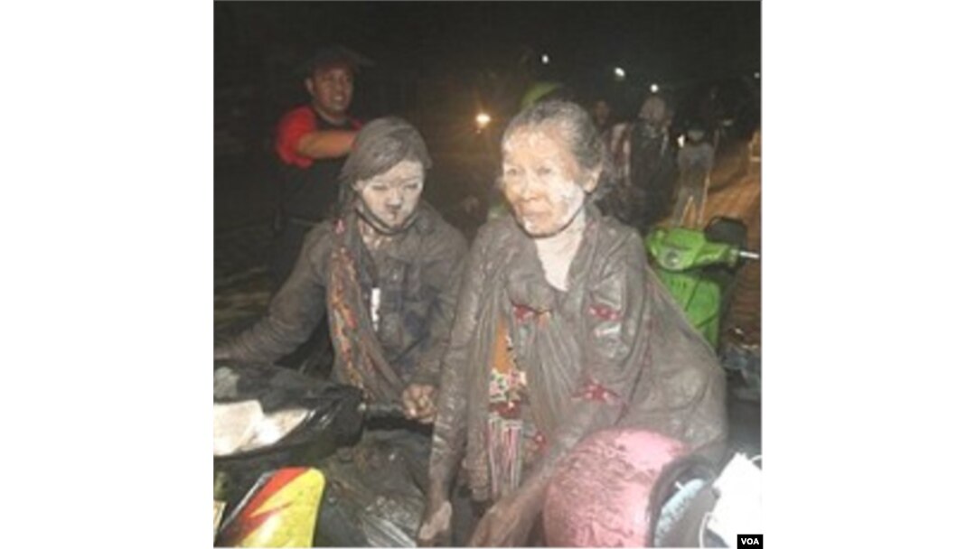 Pengungsi Merapi kini sudah mencapai 360 ribu lebih, sementara situasi Merapi masih dalam status "Awas".