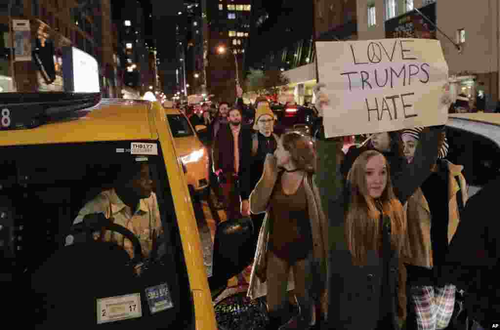 Mamia ya wapinzani wa Donald Trump waandamana kupitia mtaa wa 57th Street kuelekea jengo la Trump Tower in New York City, Nov. 9, 2016.