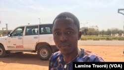 Remis Lambert Nébié est journaliste à la télévision BF1, à Ouagadougou, le 1er février 2019. (VOA/Lamine Traoré)