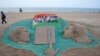 Escultura de areia alusiva às eleições na Índia, do escultor Sudarshan Pattnaik, na praia de Puri no Estado de Odisha. Cerca de 815 milhões de pessoas estavam registadas para votar nas maiores eleições do mundo.&nbsp;