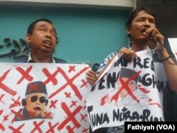 Penyandang disabilitas dari Persatuan Aksi Sosial Tuna Netra Indonesia (PASTI) pada Rabu (14/11) berunjuk rasa di luar kantor MUI di kawasan Proklamasi, Menteng, Jakarta Pusat. (Foto: VOA/Fathiyah)