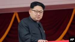 Pemimpin Korea Utara, Kim Jong Un menyaksikan sebuah parade di Pyongyang tahun lalu (foto: dok).