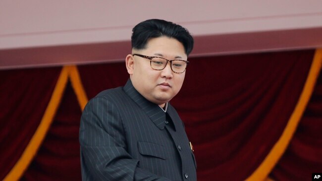 Lãnh tụ Bắc Hàn Kim Jong Un tại lễ diễu binh ở Pyongyang tháng 5/2016. Nhà lãnh đạo của Bắc Triều Tiên tuyên bố vào tháng trước rằng nước này đã chế tạo được tên lửa có thể bắn tới lục địa Mỹ.
