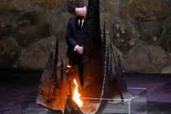 Presiden Jerman Frank-Walter Steinmeier menyalakan kembali Api Abadi di Aula Peringatan pada peringatan Holocaust Yad Vashem di Yerusalem, Kamis, 1 Juli 2021. (AP Photo/Ariel Schalit)