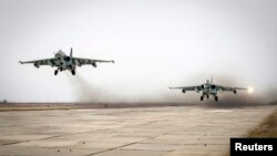 Dua pesawat tempur Rusia, Sukhoi Su-25 lepas landas dalam latihan militer di Stavropol (foto: dok).