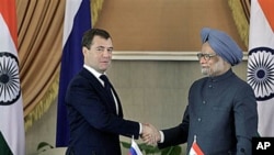 ປະທານທິບໍດີຣັດເຊຍ ທ່ານ Dmitry Medvedev (ຊ້າຍ) ຈັບມືກັບນາຍົກລັດຖະມົນຕີອິນເດຍ ທ່ານ Manmohan Singh ຫຼັງຈາກພິທີລົງນາມໃນຂໍ້ຕົກລົງຕ່າງໆ ແລະການຖະແຫຼງຂ່າວຮ່ວມ ທີ່ກຸງນິວເດລີ (21 ທັນວາ 2010)