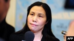 中国人权活动人士郭飞雄的妻子张青参加众议院外交关系委员会听证会前接受记者采访。 （2013年10月29日） 