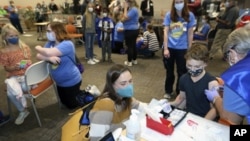 Arhiv - Vakcinacija dece protiv Covida 19 u Columbusu, Ohio. (Foto: AP/Paul Vernon)