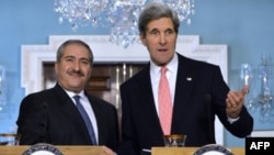 US Secretary of State John Kerry shakes hands with Jordanian Foreign Minister Nasser Judeh (L) at State Department Feb. 13, 2013