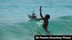 Menino brincando no mar. Cabo Verde