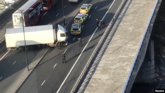在报道英国首都伦敦桥发生枪击事件后伦敦桥上的情景。（2019年11月29日）