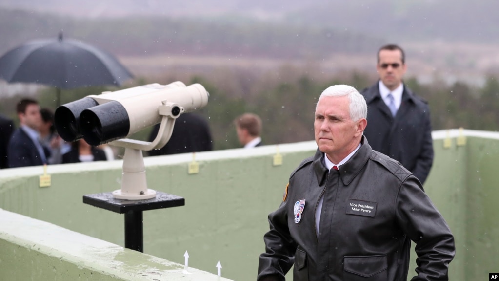 Makamu wa Rais Mike Pence akiangalia upande wa Korea Kaskazini wakati wa ziara yake huko Seoul.