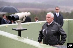 El vicepresidente de EE.UU. Mike Pence durante la visita a la zona desmilitarizada que separa las dos Coreas. Abril 17 de 2017.