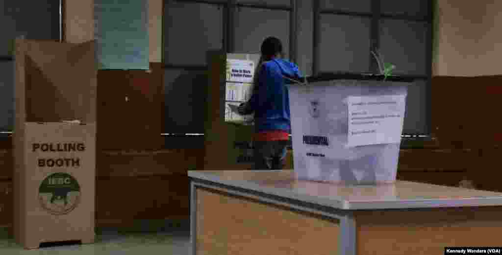 Voter casts ballot at Kinyanjui polling station in Nairobi, Kenya, Oct. 26, 2017. (Photo: VOA Swahili service)