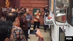 Wakil presiden Jusul Kalla berinteraksi dengan para pemilik food truck asal Indonesia di Washington, DC (Dok: VOA)