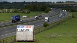 资料照片:英国公路旁一个敦促约翰逊首相禁用华为的标(2020年5月1日)