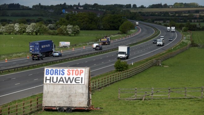 资料照片:英国公路旁一个敦促约翰逊首相禁用华为的标(2020年5月1日)