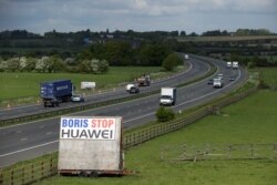 英國公路旁一個敦促約翰遜首相加入華為的標語（路透社2020年5月1日）