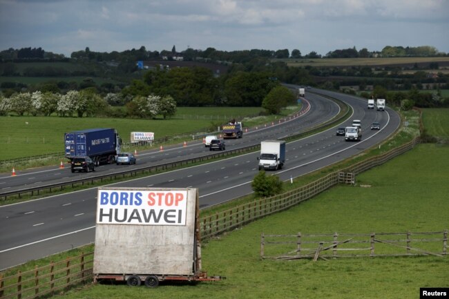 英国公路旁一个敦促约翰逊首相禁用华为的标语(路透社2020年5月1日)