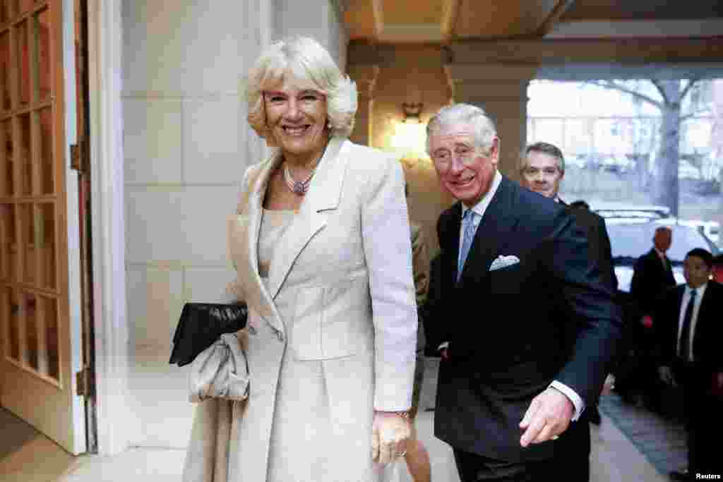 Charles e Camilla visitam a residência em Washington do Embaixador do Reino Unido.