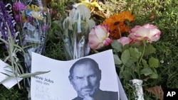 A memorial is displayed outside of Steve Jobs house in Palo Alto, California, October 7, 2011.