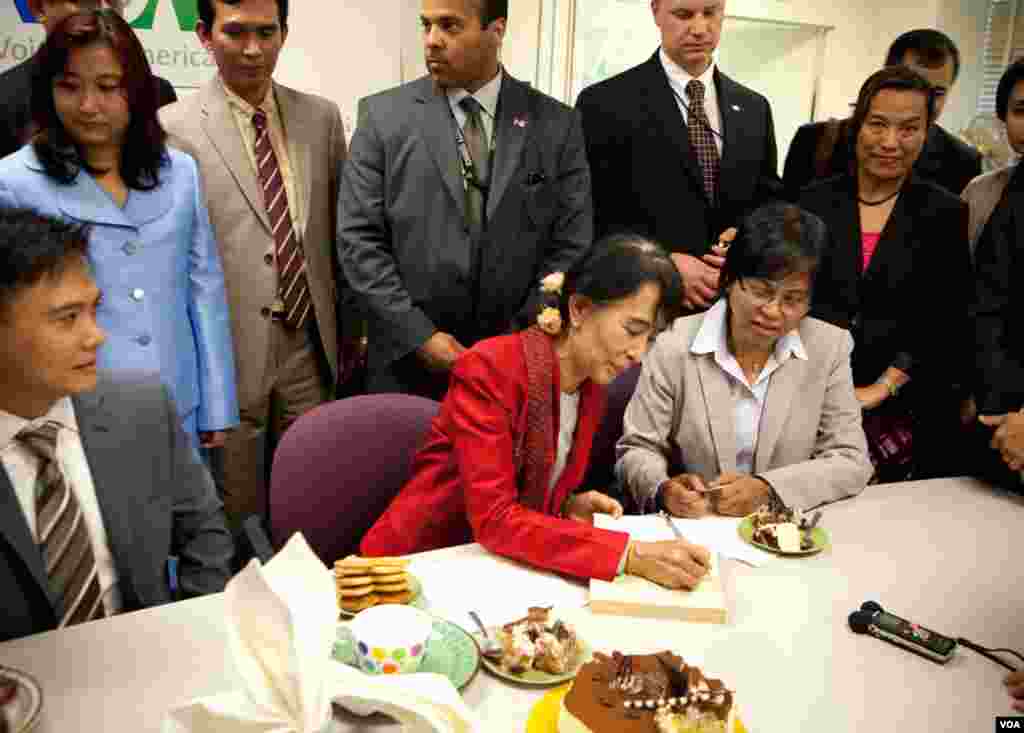 Para jurnalis VOA Burma bersama Suu Kyi di kantor biro mereka. (Alison Klein/VOA)
