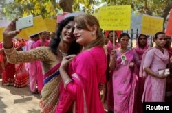 Anggota komunitas transgender berswafoto sebelum mulai unjuk rasa menuntut hak-hak para transgender di Mumbai, India, 13 Januari 2017.