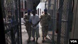 Petugas penjara mengawal seorang tahanan di kamp Guantanamo (foto: dok). Tiga warga Perancis yang ditahan di Guantanamo mengaku mendapat siksaan di penjara.