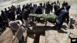23일 아프가니스탄 카불에서 주민들이 전날 '선거등록사무소 자살폭탄 공격 사건'으로 숨진 희생자의 시신을 묻고 있다. 