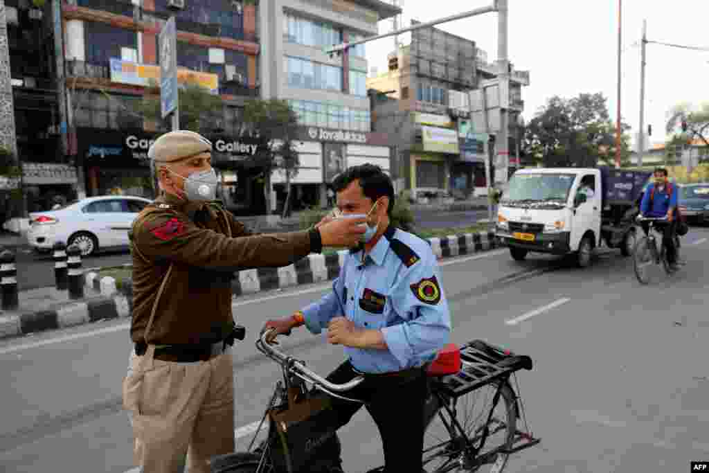 بھارت میں بدھ سے 21 روز کے لیے نیا لاک ڈاؤن شروع ہے۔ دارالحکومت نئی دہلی میں بدھ کی صبح سڑکوں پر پولیس کی بھاری نفری تعینات کردی گئی جو سڑک سے گزرنے والے ہر فرد سے تفتیشن کرتی رہی اور بلاوجہ سفر کرنے والوں کو واپس گھر بھیج دیا گیا۔ پولیس نے شہریوں کو احتیاطی تدابیر اختیار کرنے پر بھی زور دیا۔ &nbsp; &nbsp; 