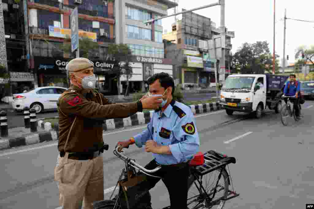 بھارت میں بدھ سے 21 روز کے لیے نیا لاک ڈاؤن شروع ہے۔ دارالحکومت نئی دہلی میں بدھ کی صبح سڑکوں پر پولیس کی بھاری نفری تعینات کردی گئی جو سڑک سے گزرنے والے ہر فرد سے تفتیشن کرتی رہی اور بلاوجہ سفر کرنے والوں کو واپس گھر بھیج دیا گیا۔ پولیس نے شہریوں کو احتیاطی تدابیر اختیار کرنے پر بھی زور دیا۔ 