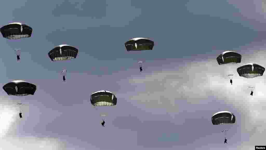 Troops from the U.S. Army&#39;s 173rd Infantry Brigade Combat Team parachute during a NATO-led exercise &quot;Orzel Alert&quot; (Eagle Alert) held together with Canada&#39;s 3rd Battalion and Princess Patricia&#39;s Light Infantry, and Poland&#39;s 6th Airborne Brigade in Bledowska Desert in Chechlo, near Olkusz, south Poland, May 5, 2014.