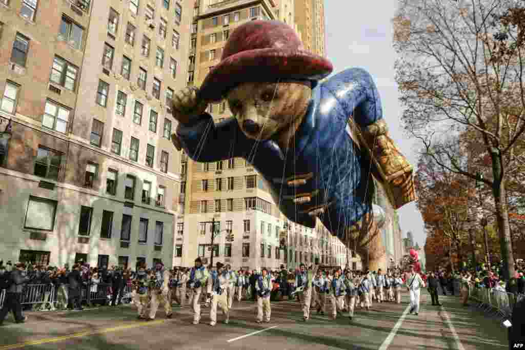 បាឡុង​រូប​សត្វ​ខ្លាឃ្មុំ​ Paddington Bear នៅ​តំបន់ Central Park West អំឡុងពេល​ក្បួនដង្ហែ​ប្រចាំ​ឆ្នាំ​លើក​ទី៩០ នៃ​ពិធី​បុណ្យ Macy&#39;s Thanksgiving Day។