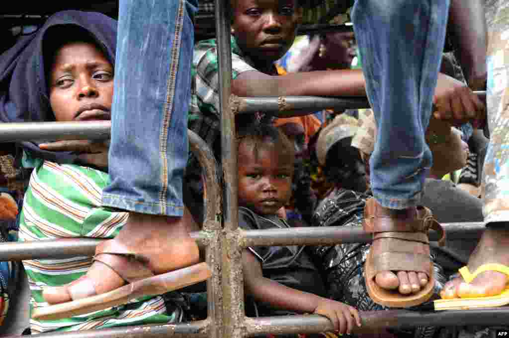 Residents of the city of Damara, 75 km north of Bangui, leave the region for Bangui, Central African Republic, as French forces deploy in a bid to halt spiralling violence.