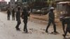 Des policiers anti-émeutes patrouillent dans une rue de Conakry après une manifestation, le 7 mai 2015.