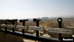Lokasi dan berbagai informasi terlihat di dinding post pengamatan di Kitton, sepanjang pagar perbatasan dengan Afghanistan di Utara Waziristan, Pakistan, 18 Oktober 2017. 