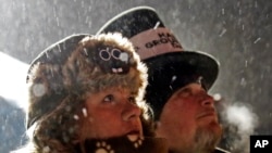 Jackie y Jimmy Wilson observan un despliegue de fuegos artificiales durante la 132 celebración del Día de la Marmota en Gobbler's Knob en Punxsutawney, Pennsylvania, el viernes, 2 de febrero de 2018.