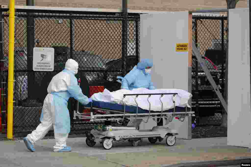 Los trabajadores de la salud trasladan el cuerpo de una persona fallecida del Centro Médico Wyckoff Heights a un área temporal de la morgue durante el brote de la enfermedad por coronavirus (COVID-19) en el distrito de Brooklyn de la ciudad de Nueva York.