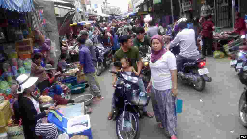 សកម្មភាព​លក់​ដូរ​នៅ​ផ្សារ​ច្រាំង​ចំរេះ​ (ផ្សារ​គីឡូ​លេខ​៧)​ នៅ​ម៉ោង​៥​រសៀល​ ថ្ងៃ​អាទិត្យ​ ទី១២​ ខែ​មិថុនា​ ឆ្នាំ​២០១៦​ នៅ​ក្នុង​ខណ្ឌ​ឫស្សី​កែវ​ រាជធានីភ្នំ​ពេញ។ (សើ​ សាយ្យាណា/VOA)&nbsp;